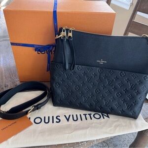 LOUIS VUITTON Empreinte Maida Hobo Black *like new*